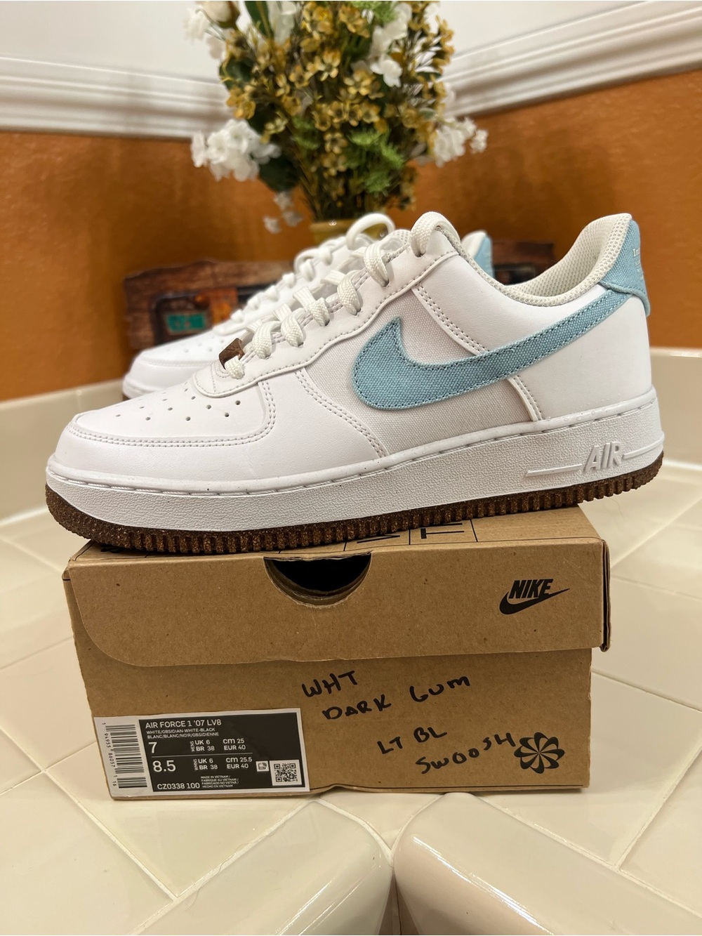 Nike Air Force 1 ‘07 LV8, White w Light Blue Swoosh, Men’s Size 7-Women’s 8.5